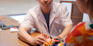 武医融合·郑剑南博士出诊武汉固生堂  多元疗法解患者困扰