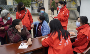 鄂州联通开展助老志愿服务活动助力银发族跨越数字鸿沟